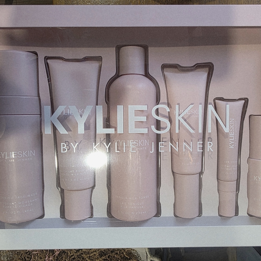 Kylie Skin 6 Piece Face Care Set Full Size Wash Scrub Toner Serum Moisturizer - Picture 15 of 16